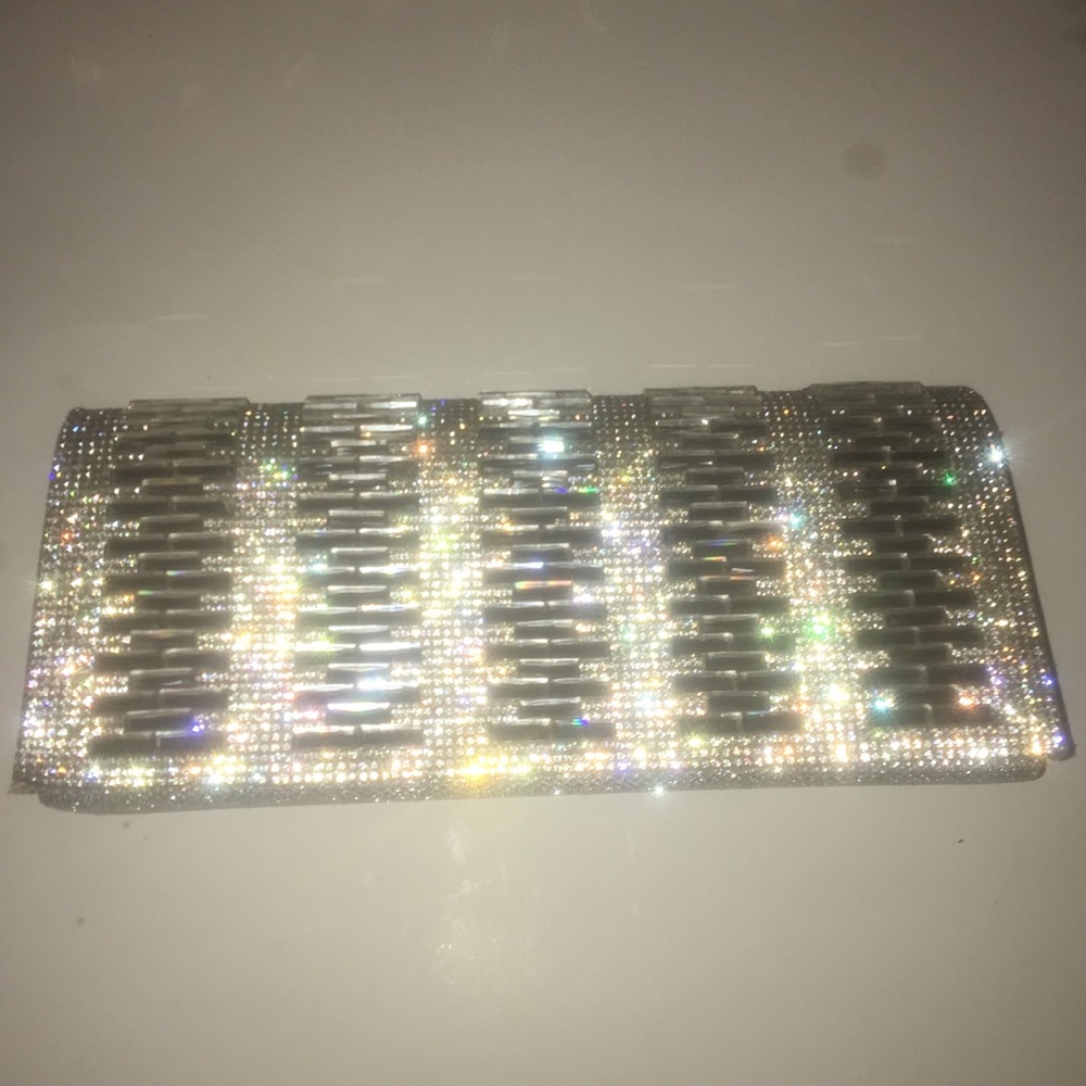Handbag also has chain for shoulder